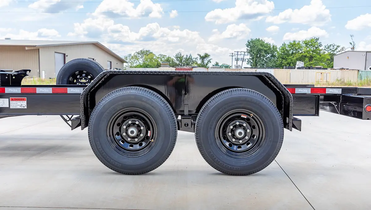 a 14rb dump trailer has a warning sign on the back of it