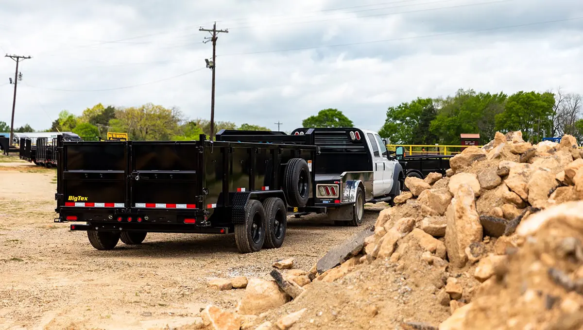 a dump truck is pulling a 20gx dump trailer that says big tree